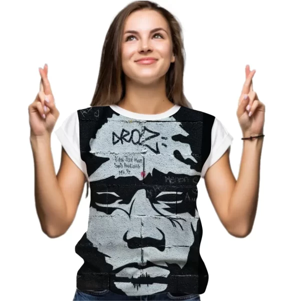 Camiseta com Estampa Grafite Droz, Modelo Feminino Baby Look