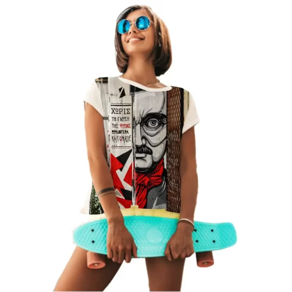 Camiseta com Estampa Grafite Espionando, Modelo Feminino Baby Look