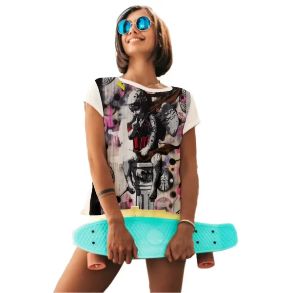 Camiseta com Estampa Grafite Estátua Modificada, Modelo Feminino Baby Look