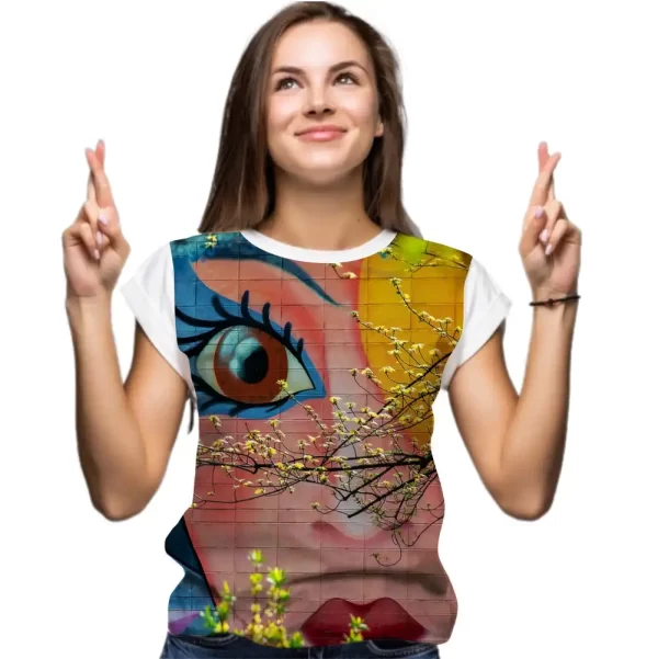 Camiseta com Estampa Grafite Face no Jardim, Modelo Feminino Baby Look