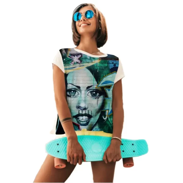 Camiseta com Estampa Grafite Face no Tijolo, Modelo Feminino Baby Look