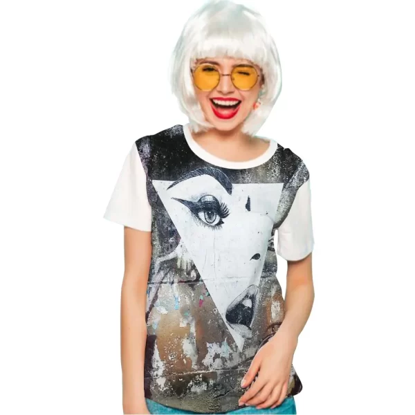 Camiseta com Estampa Grafite Face Triangular, Modelo Feminino Baby Look