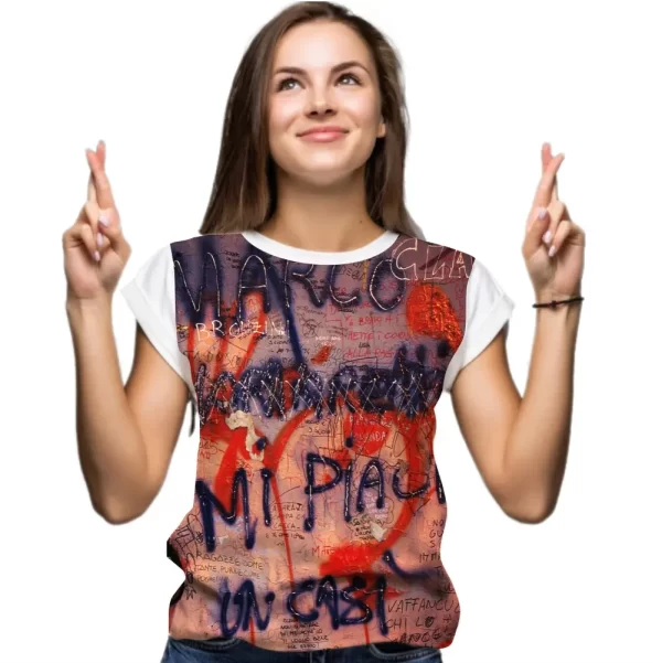 Camiseta com Estampa Grafite Latina, Modelo Feminino Baby Look