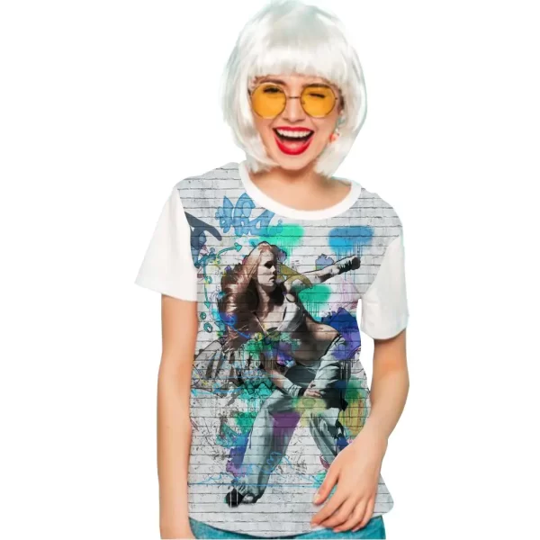 Camiseta com Estampa Grafite Movimento, Modelo Feminino Baby Look