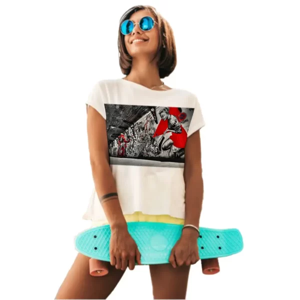 Camiseta com Estampa Grafite Mural em Perspectiva, Modelo Feminino Baby Look