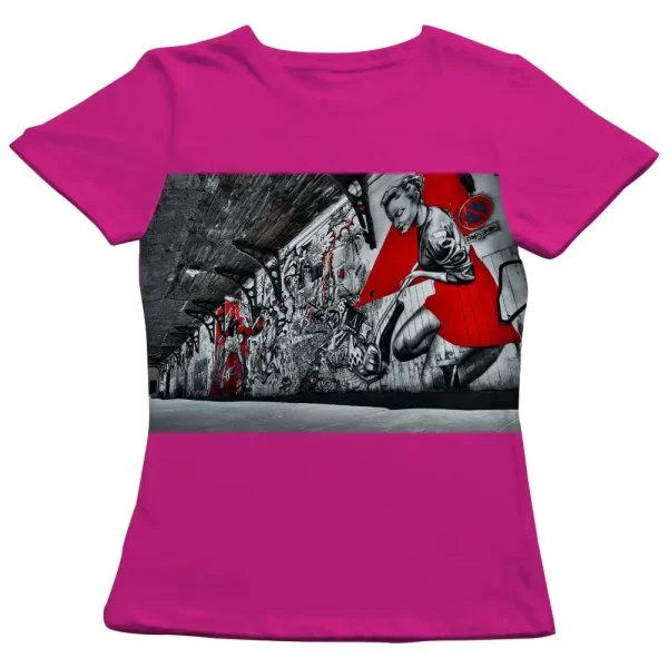 Camiseta com Estampa Grafite Mural em Perspectiva, Modelo Feminino Baby Look - Image 3