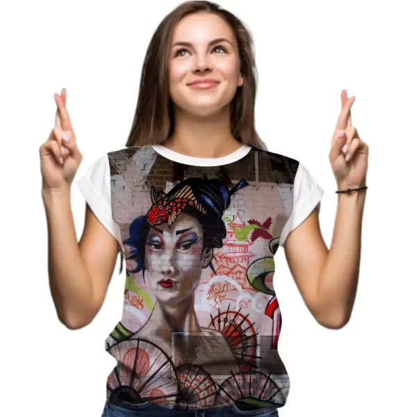 Camiseta com Estampa Grafite Oriental, Modelo Feminino Baby Look