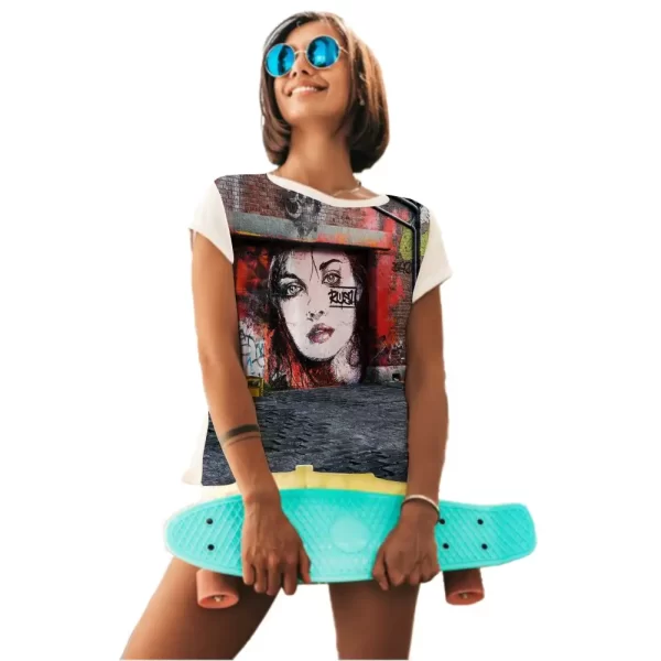 Camiseta com Estampa Grafite Rush, Modelo Feminino Baby Look