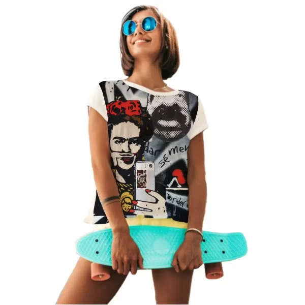 Camiseta com Estampa Grafite Selfie, Modelo Feminino Baby Look