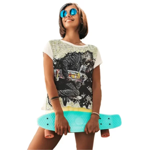 Camiseta com Estampa Grafite Skatista, Modelo Feminino Baby Look