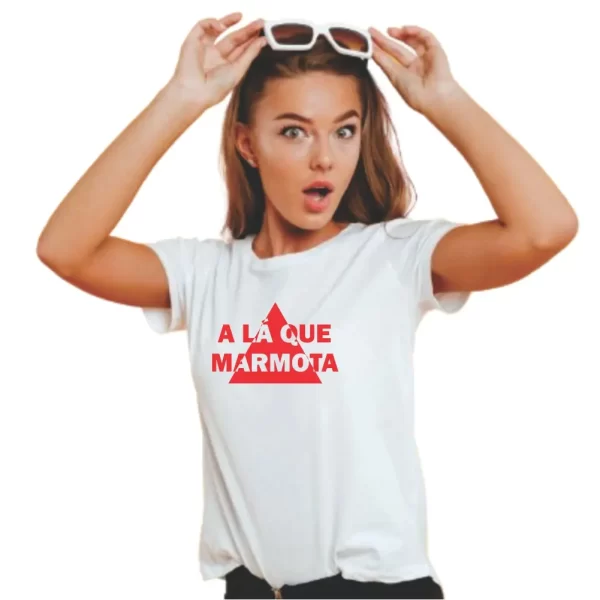 Camiseta com sotaque mineiro, silk com a frase a lá que marmota, modelo feminino baby look