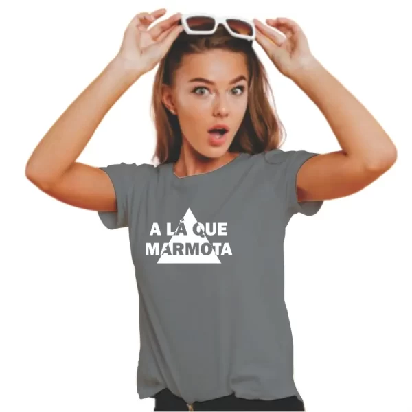 Camiseta com sotaque mineiro, silk com a frase a lá que marmota, modelo feminino baby look - Image 2