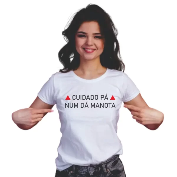 Camiseta com sotaque mineiro, silk com a frase cuidado pá num dá manota, modelo feminino baby look