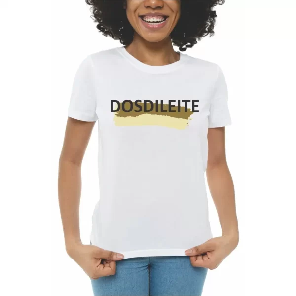 Camiseta com sotaque mineiro, silk com o texto Dosdileite, modelo feminino baby look