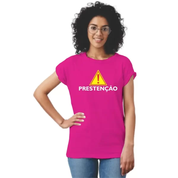 Camiseta com sotaque mineiro, silk com o texto Prestenção, modelo feminino baby look - Image 3