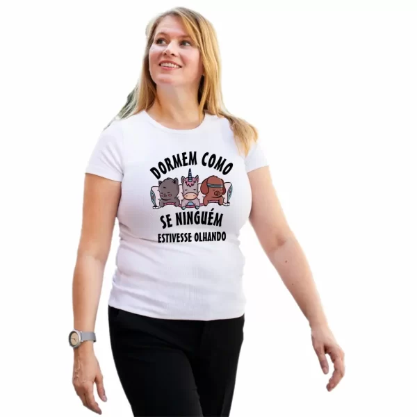 Camiseta feminina Modelo Baby Look, Estampa, Dormem Como se Ninguém Estivesse Olhando