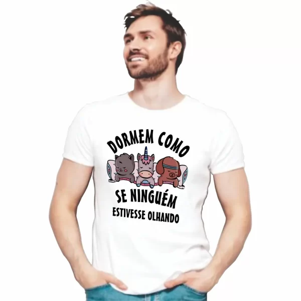 Camiseta Modelo Tradicional, Estampa Dormem Como se Ninguém Estivesse Olhando